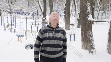一位欧洲老人在冬天做一个早晨的户外热身，锻炼颈部的热身。 健康生活